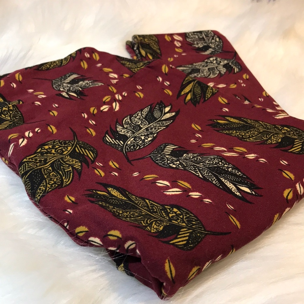 LuLaRoe One Size Leggings feather/leaf print 🍂